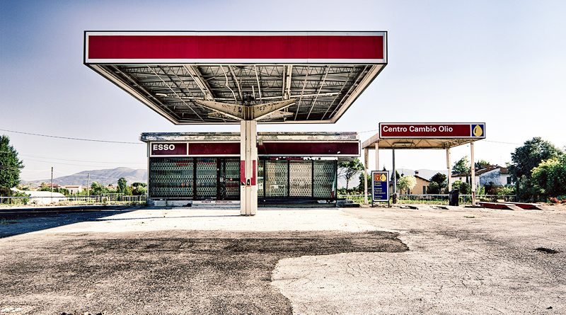 Бензозаправка | источник: thelazydesigner / Flickr