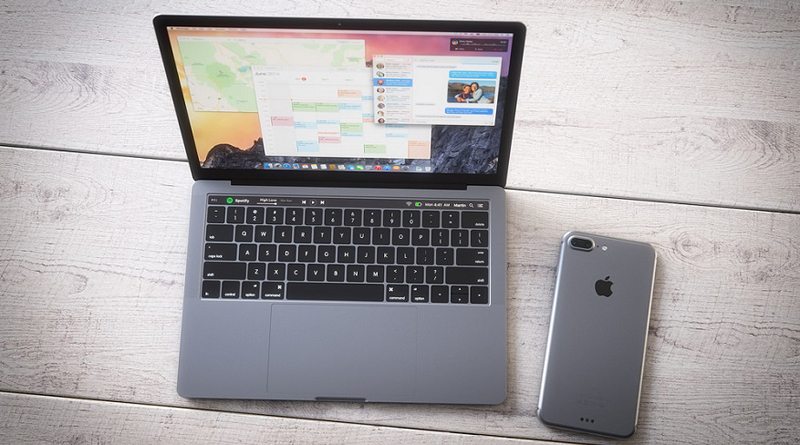 Apple MacBook Pro 2016 13 и 15 дюймов с TouchBar | фото: techtimes.com Martin Hajek