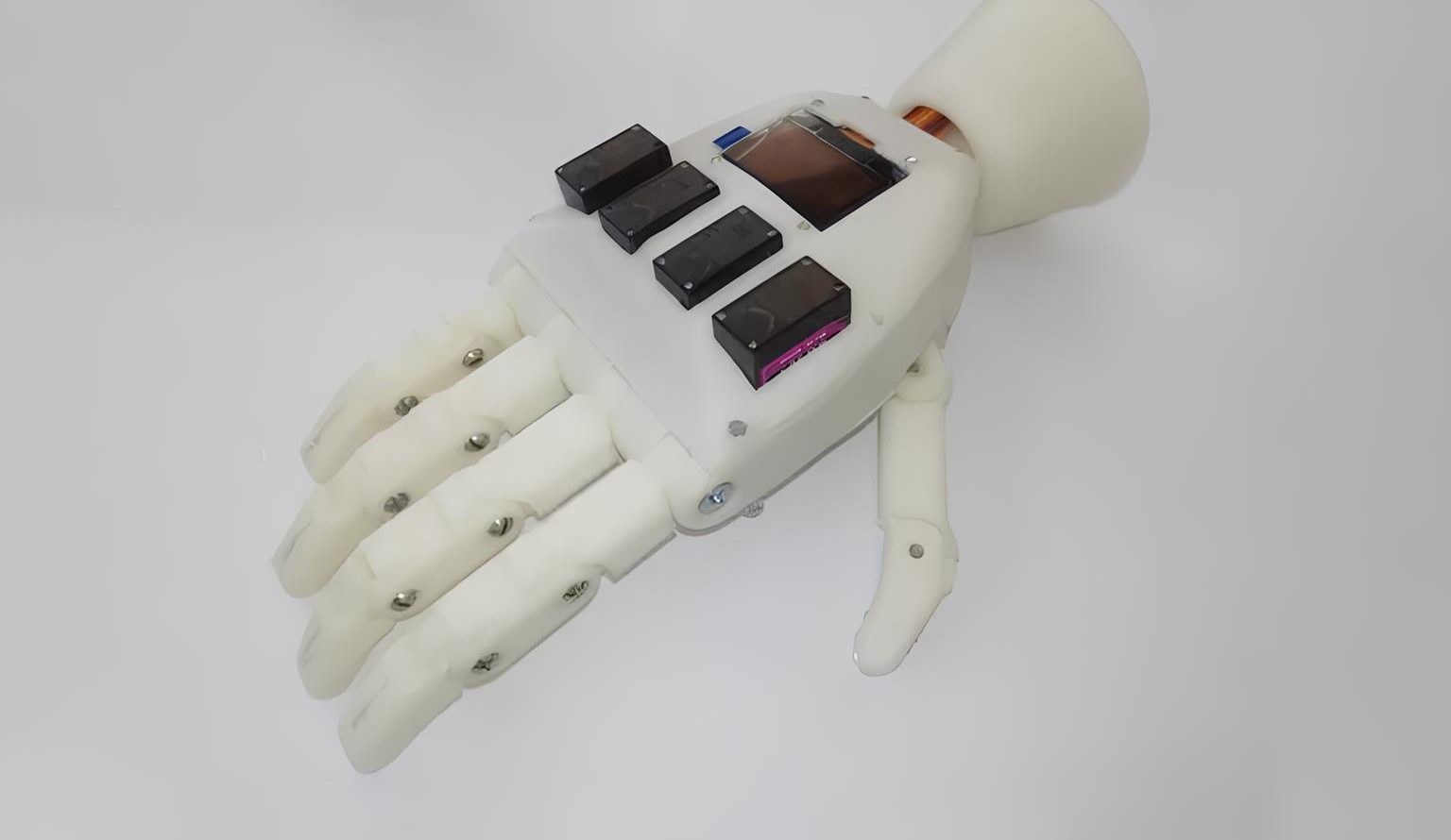 protez-ruki-upravlyaemyj-siloj-mysli