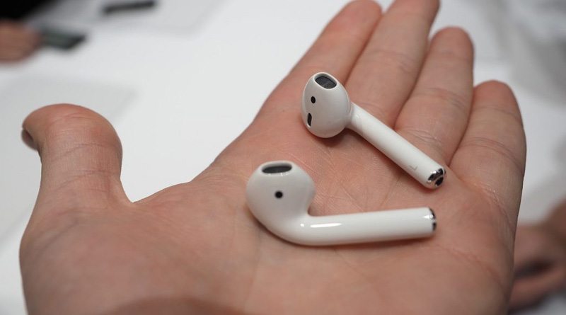 Apple AirPods | фото: slashgear.com