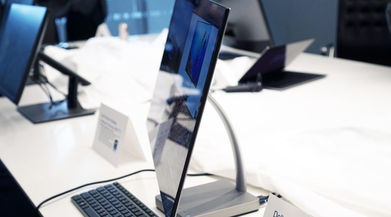 Самый тонкий в мире монитор Dell Ultrathin S2718D | фото: Devindra Hardawar/Engadget