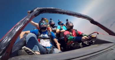 Прыжок с самолета на машине | Фото: YouTube