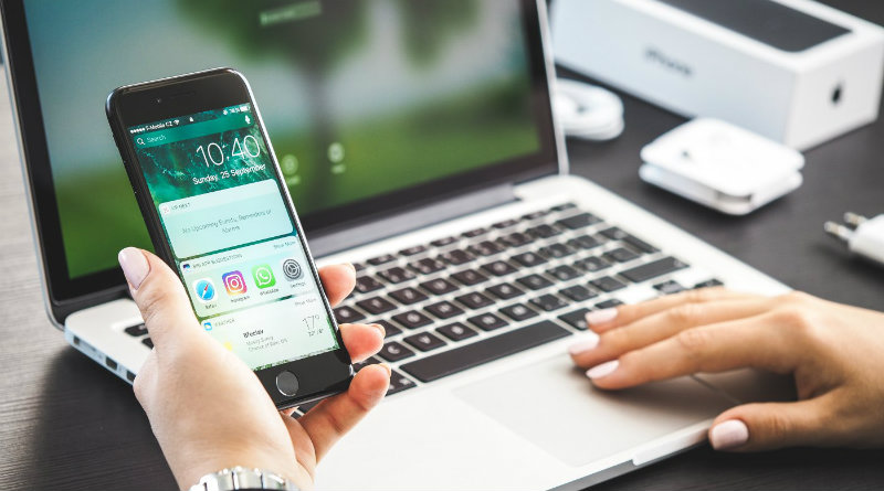 Macbook и iPhone | Фото: energepic.com