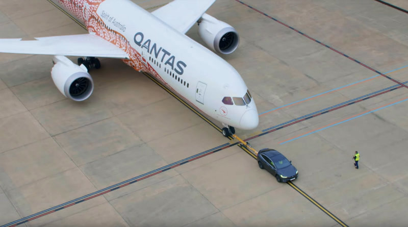 Tesla буксирует самолет | Фото: YouTube