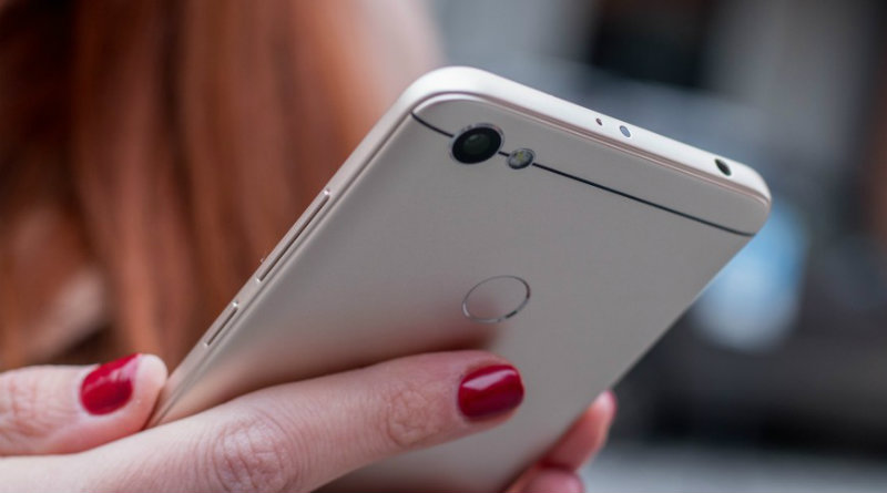 Дешевый смартфон | Фото: ferra.ru