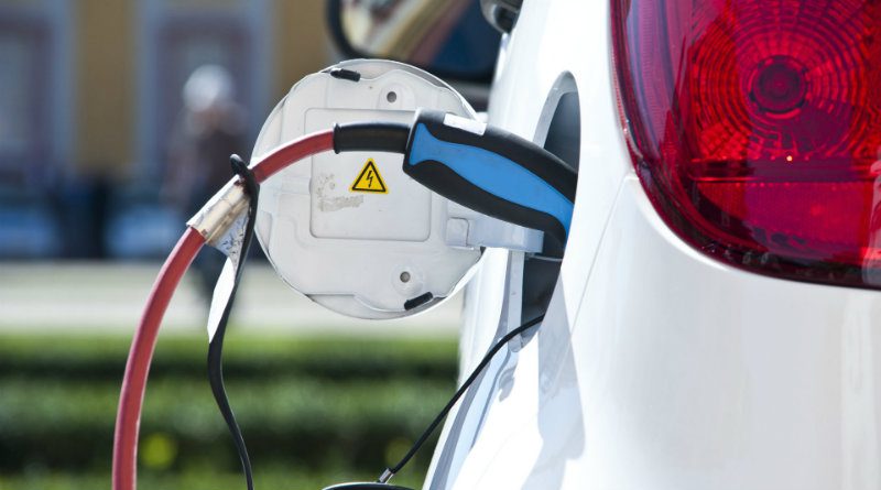 Электрокар заряжается | Фото: acv.de