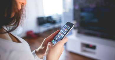 Девушка со смартфоном | Фото: Playtech