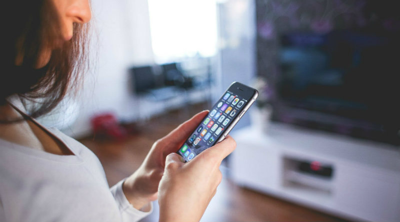 Девушка со смартфоном | Фото: Playtech