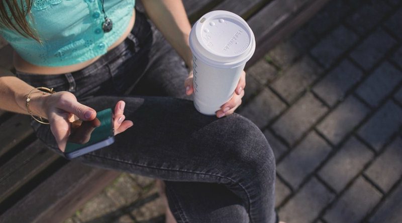 Девушка со смартфоном | Фото: 3dnews.ru