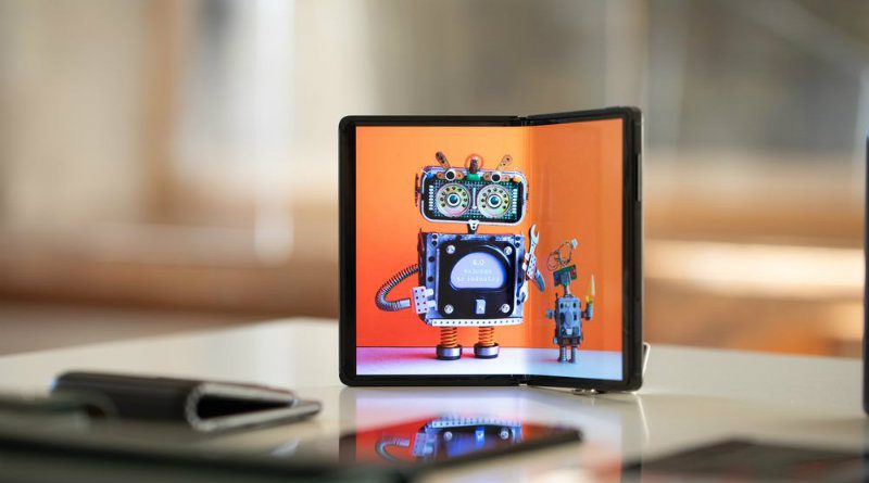 Складной смартфон | Фото: The Verge