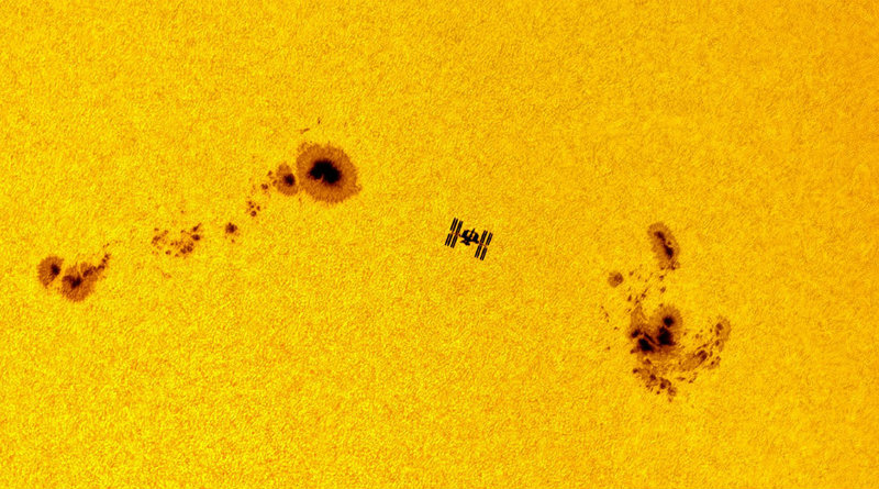 МКС на фоне Солнца | Фото: shazoo