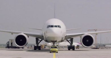 Mini Cooper буксирует самолет