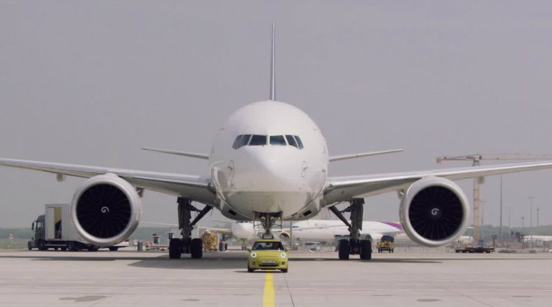 Mini Cooper буксирует самолет