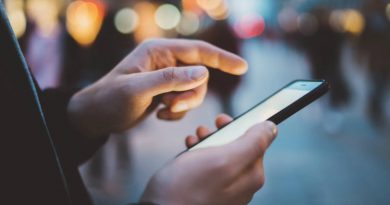 Держит телефон | Фото: coinasia.org