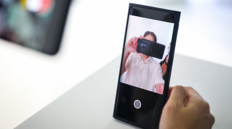 OPPO с камерой в экране