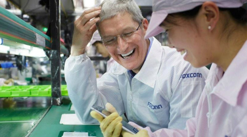Тим Кук на заводе Foxconn | Фото: 9to5mac
