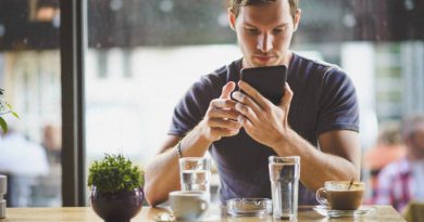 Человек со смартфоном | Фото: depositphotos