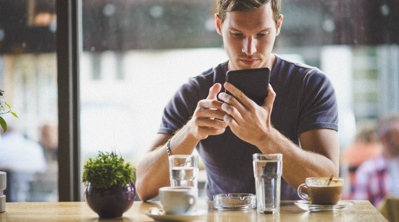 Человек со смартфоном | Фото: depositphotos