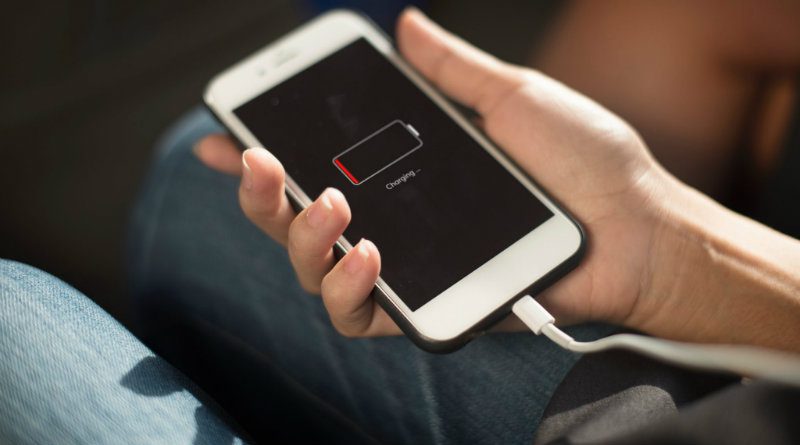 Зарядка iPhone | Фото: seniorlivingmag
