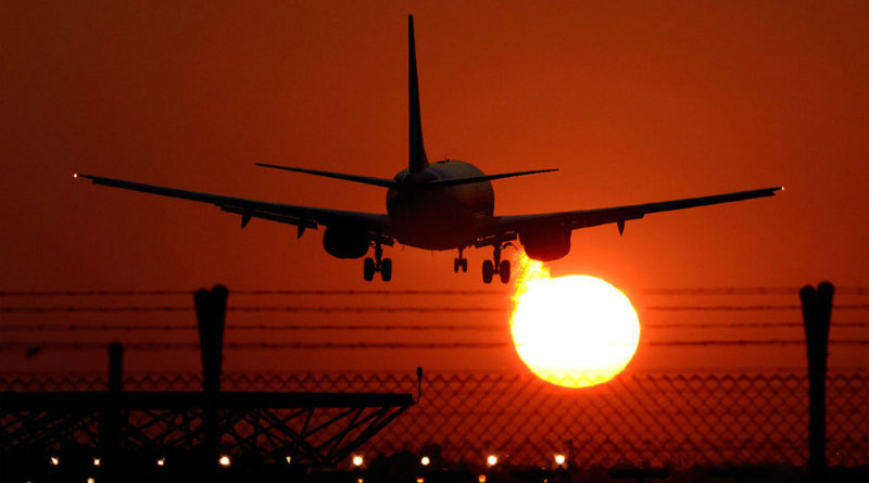 Самолет идет на посадку | Фото: https://99px.ru/