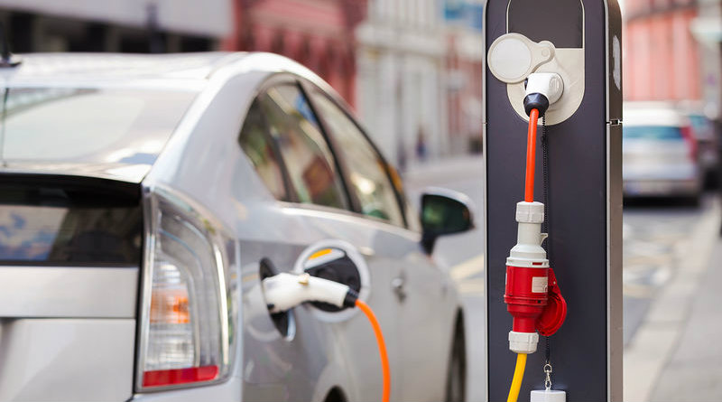 Зарядка электрокара | Фото: zr.ru