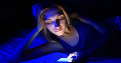 Синий свет от смартфона | Фото: https://newizv.ru