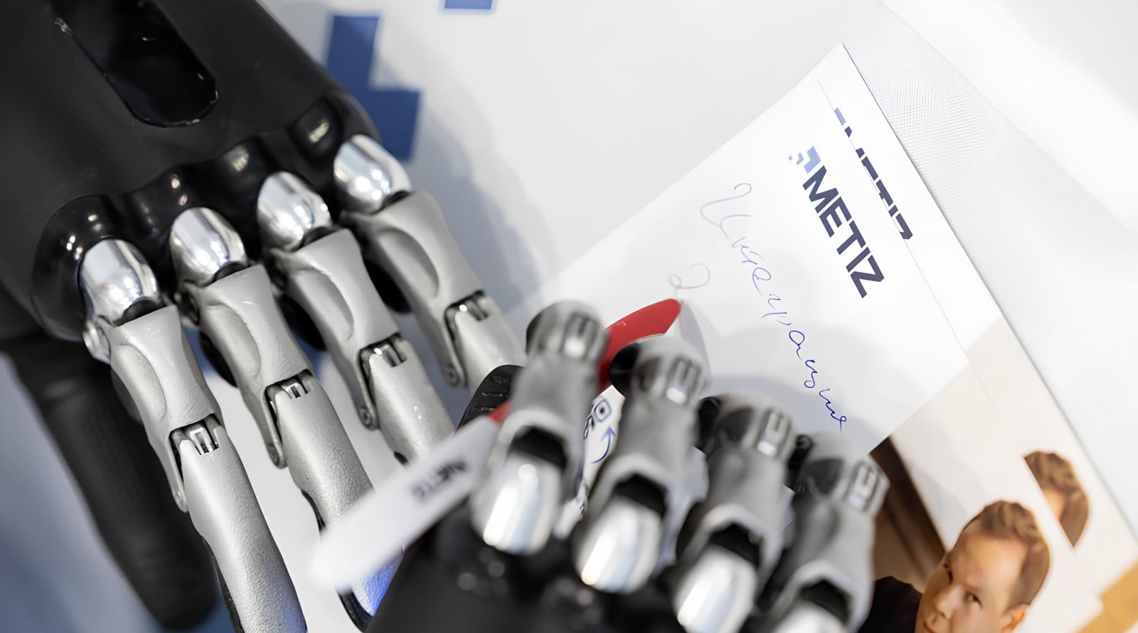 bionicheskie-protezy-kistej-s-oblachnym-po