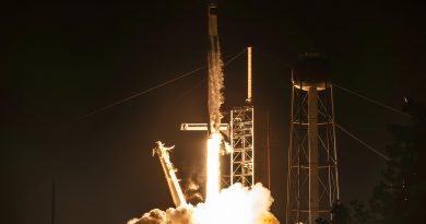 spacex-zapustila-pervuyu-v-mire-pilotiruemuyu-missiyu-nad-polyusami-zemli