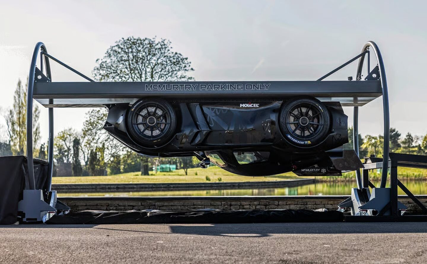 mcmurtry-speirling-stal-pervym-v-mire-avto-sposobnym-dvigatsya-vverh-nogami