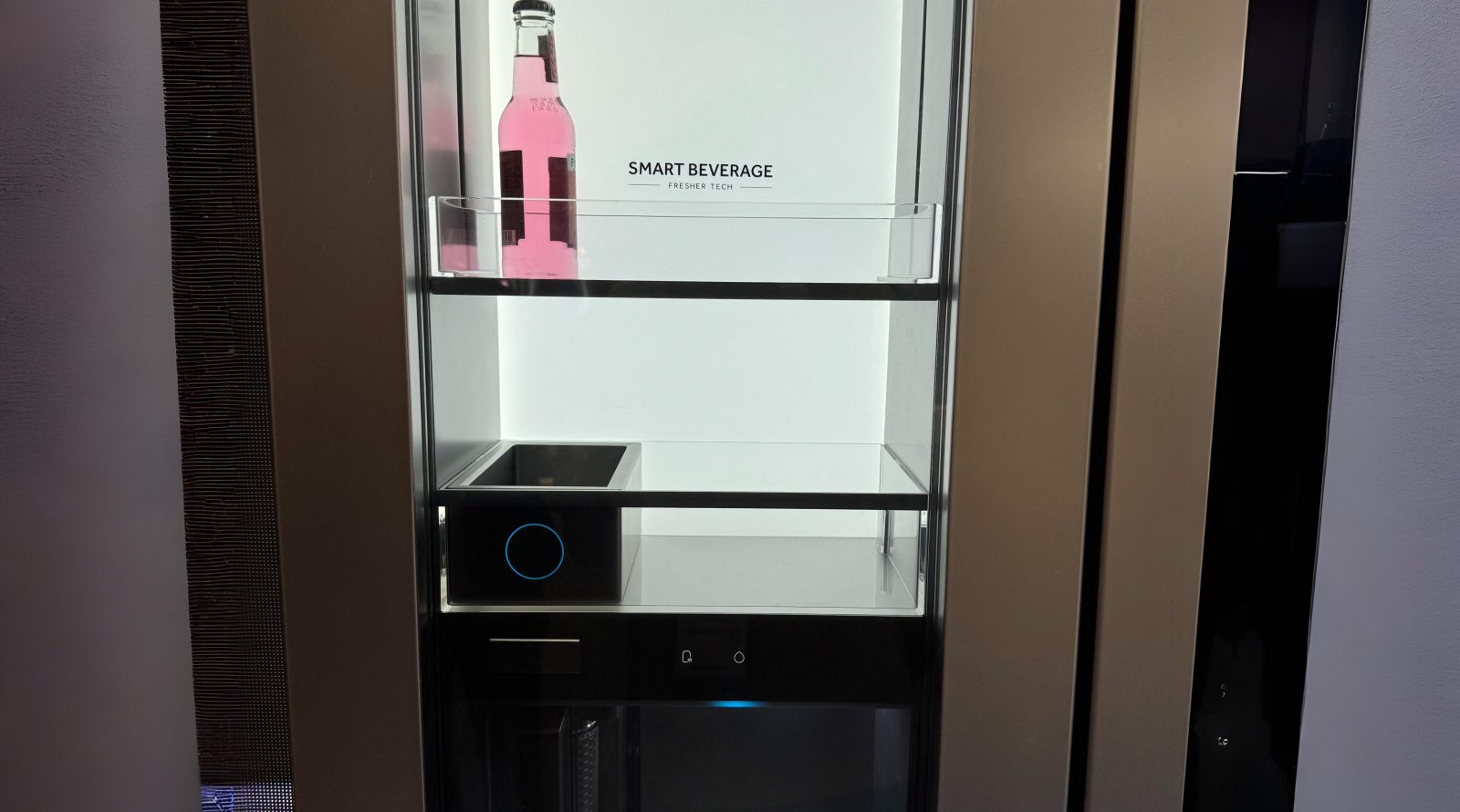 umnyj-holodilnik-s-oknom-ot-haier-predstavlen-na-vystavke-v-berline