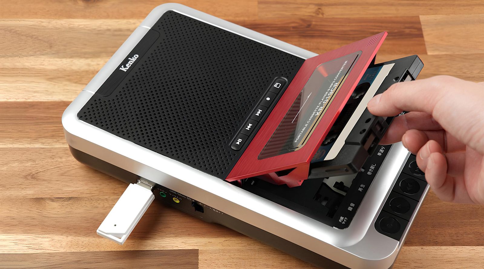 kenko-tokina-predstavila-retro-kassetnyj-pleer