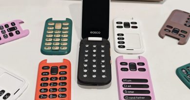 easco-predstavlyaet-pervyj-v-mire-telefon-so-smennoj-klaviaturoj