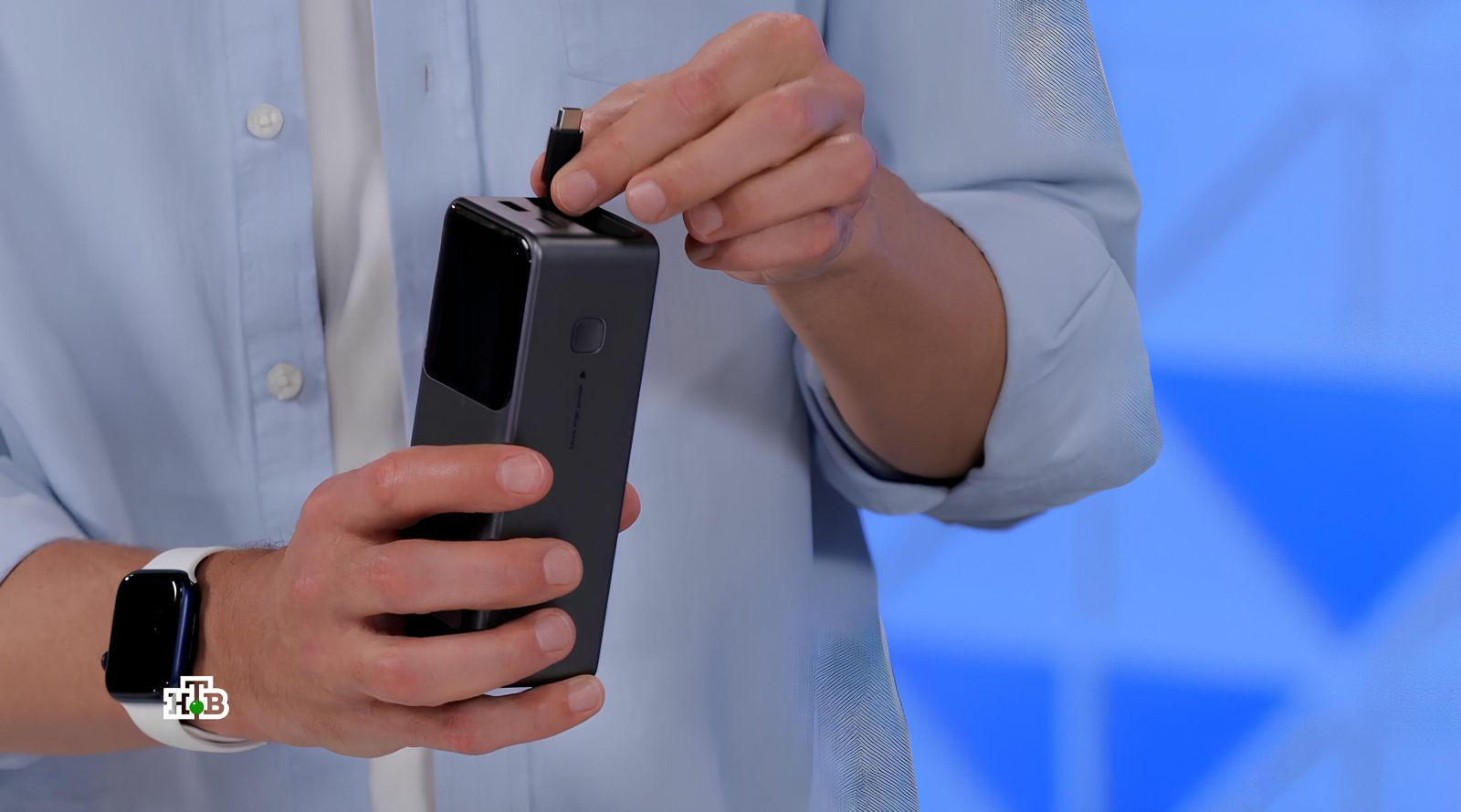 pauerbank-so-vstroennym-provodom